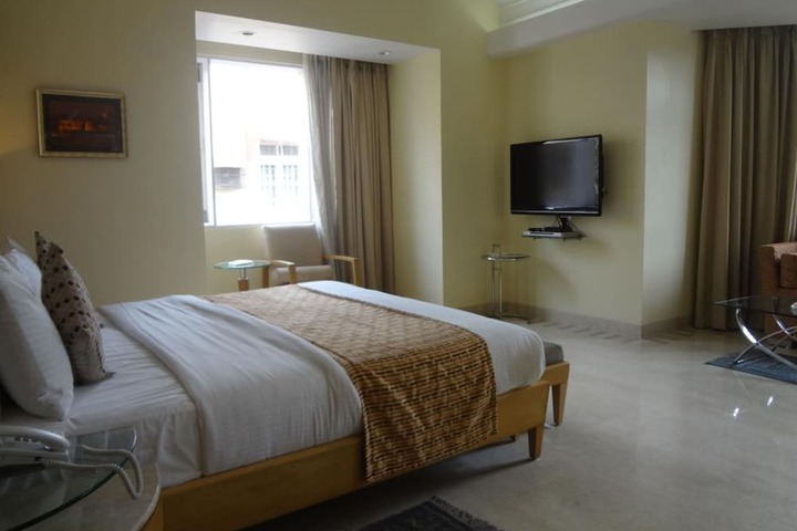 Room 9 of 36