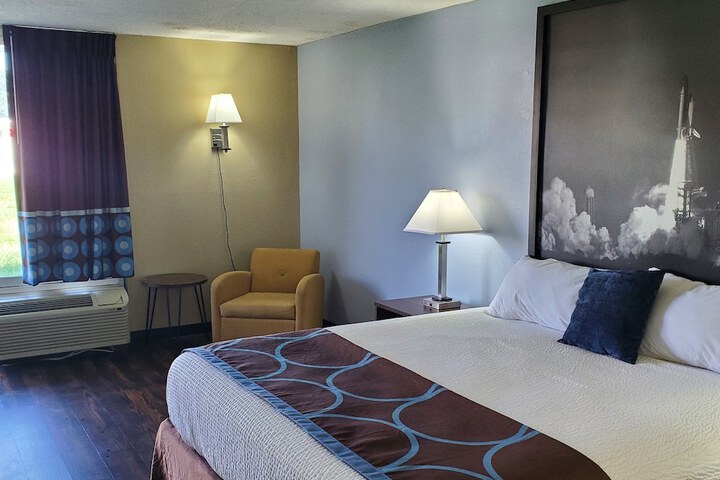 1 King Bed (3 of 9)