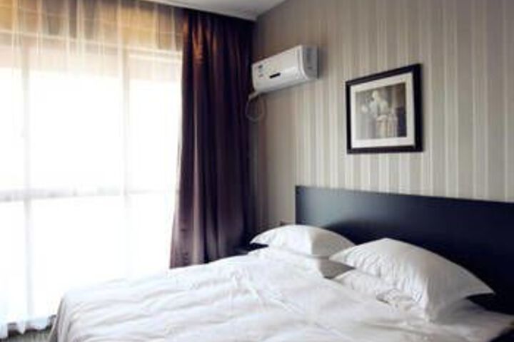 Room 7 of 9