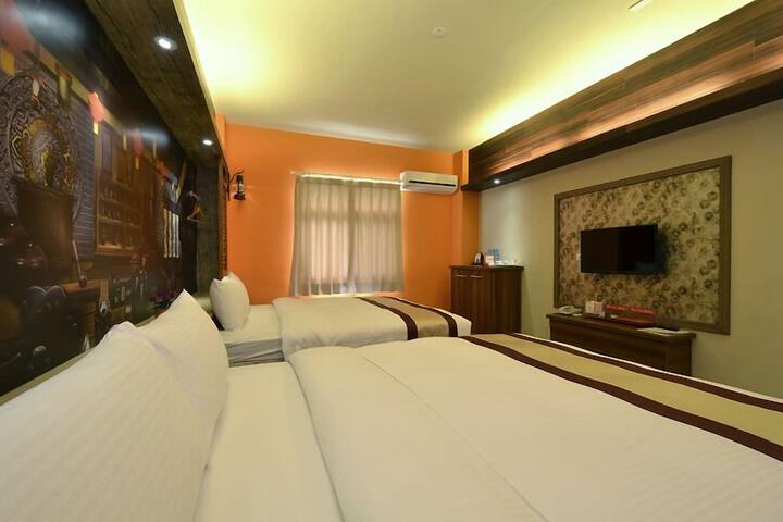 Room 2 of 8