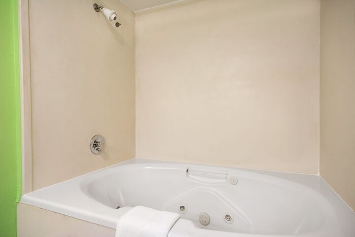 Deep soaking bathtub