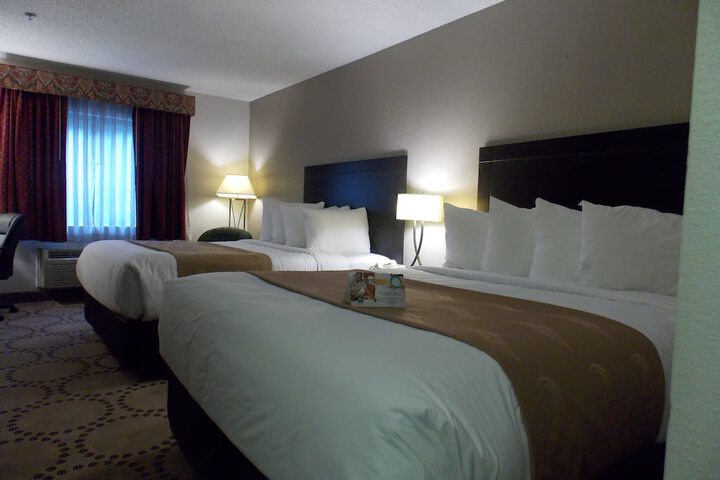 2 Queen Beds (9 of 11)