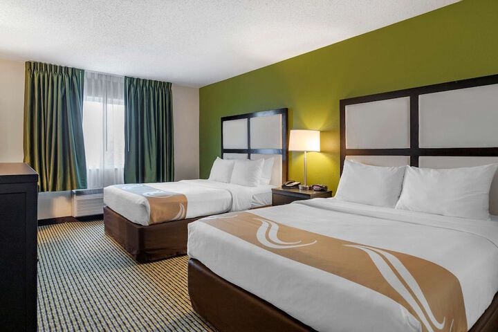2 Queen Beds (1 of 10)