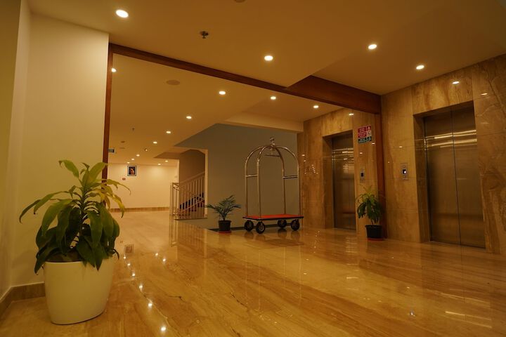 Ballroom/Hall 194 of 209
