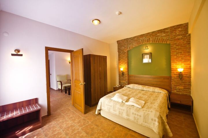 Room 3 of 78