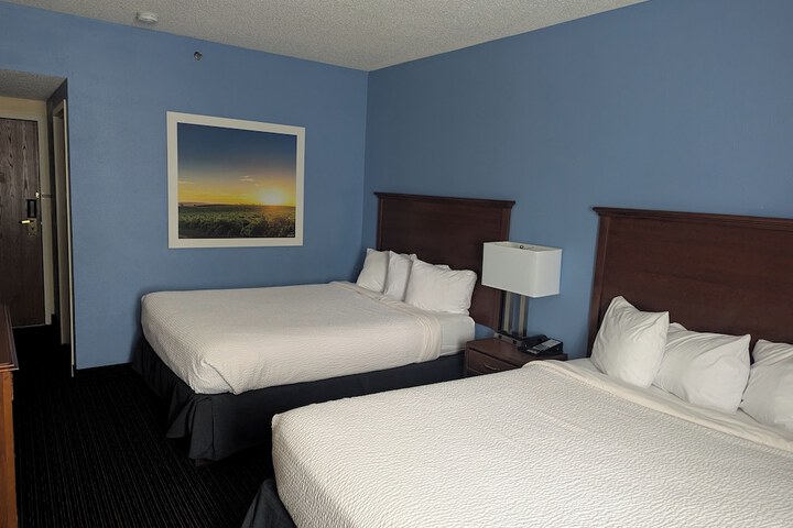 1 Queen Bed (5 of 14)