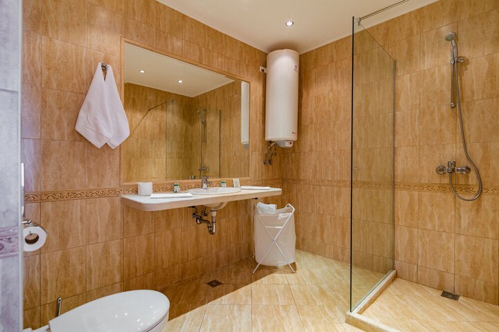 Room 12 of 27