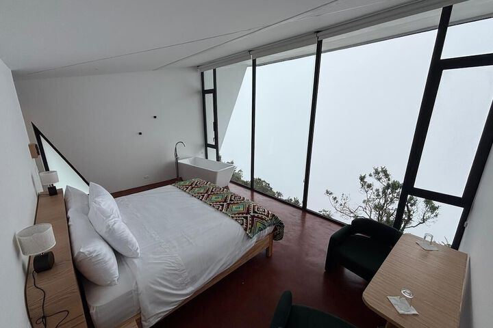 Room 6 of 12