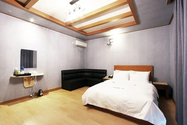 Room 4 of 18