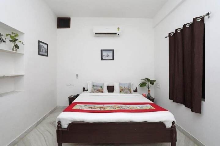Room 5 of 12