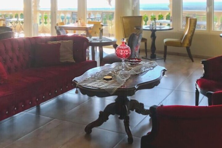 Lobby lounge