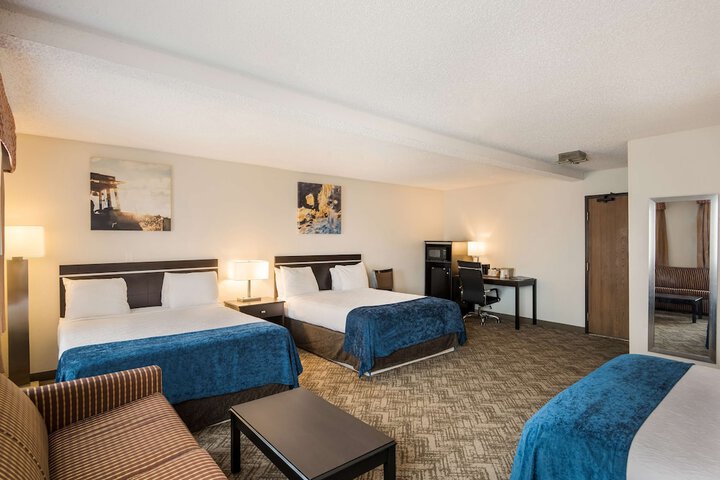 2 Queen Beds Microwave and Refrigerator 32 Inch LCD Television High Speed Internet Full Breakfast (10 of 18)