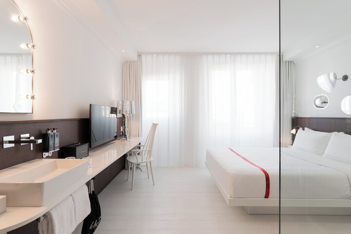 Room 16 of 62
