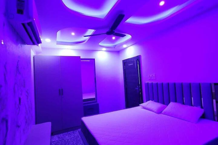 Room 7 of 12