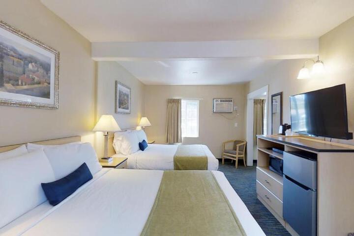 1 Queen Bed (11 of 12)