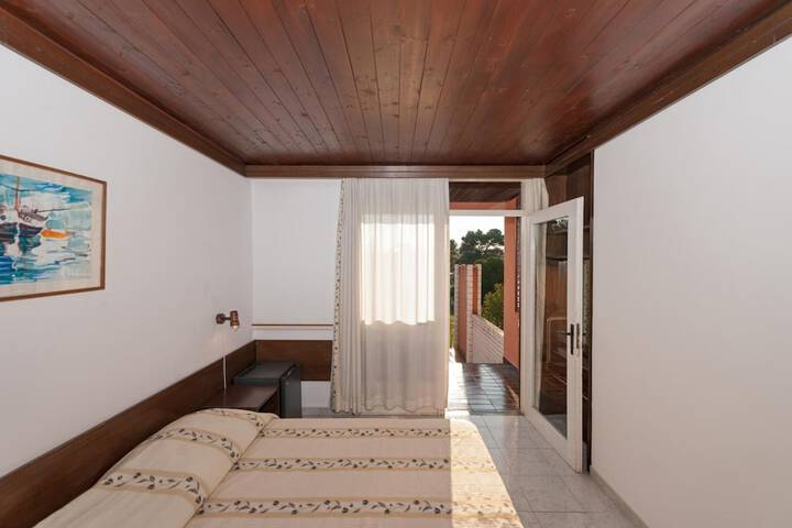 Room 2 of 32