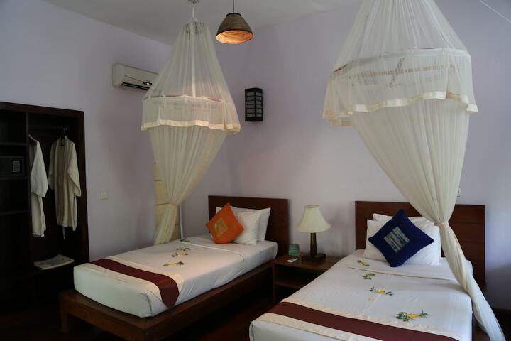 Room 8 of 93