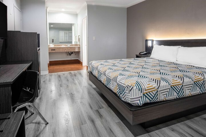 1 King Bed (10 of 12)