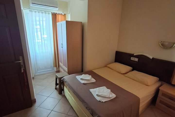 Room 6 of 13