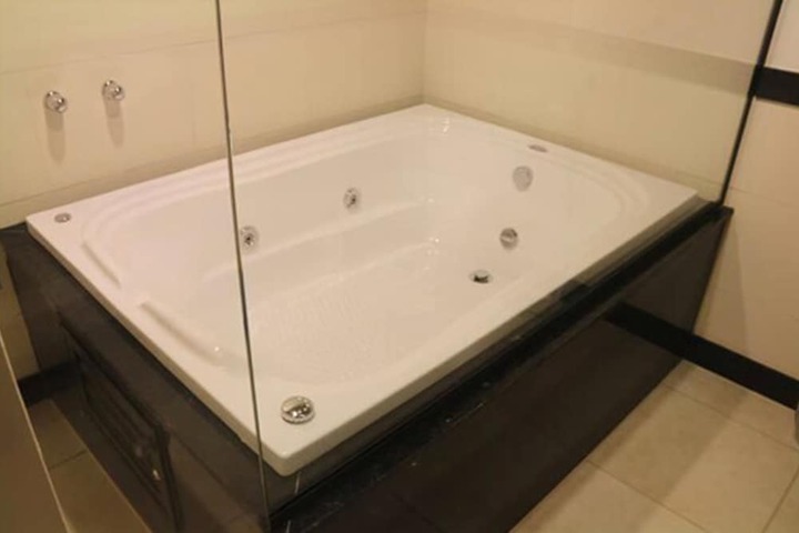 Hot Tub 16 of 32