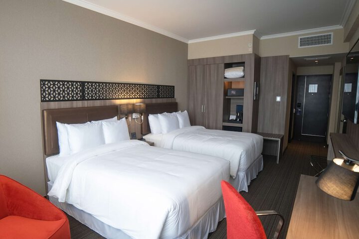 Room 4 of 77
