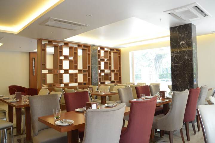 Dining 33 of 49