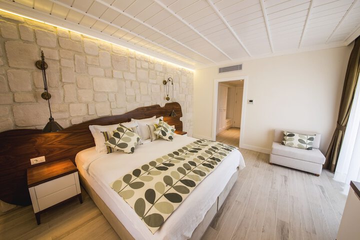 Room 3 of 75
