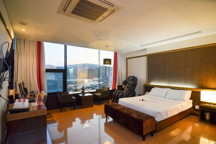Room 32 of 54