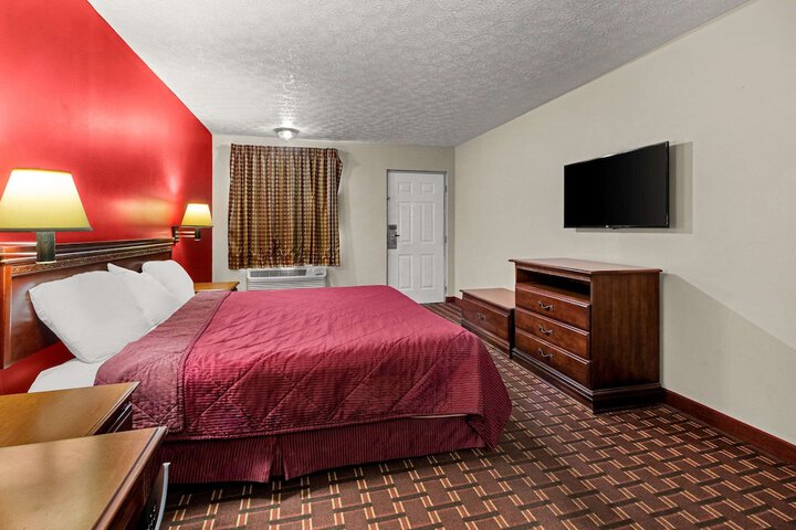 1 King Bed (4 of 17)