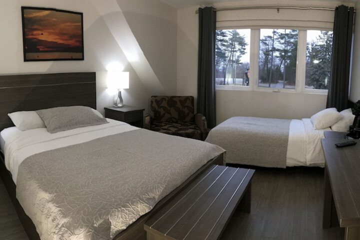1 Queen Bed (6 of 20)