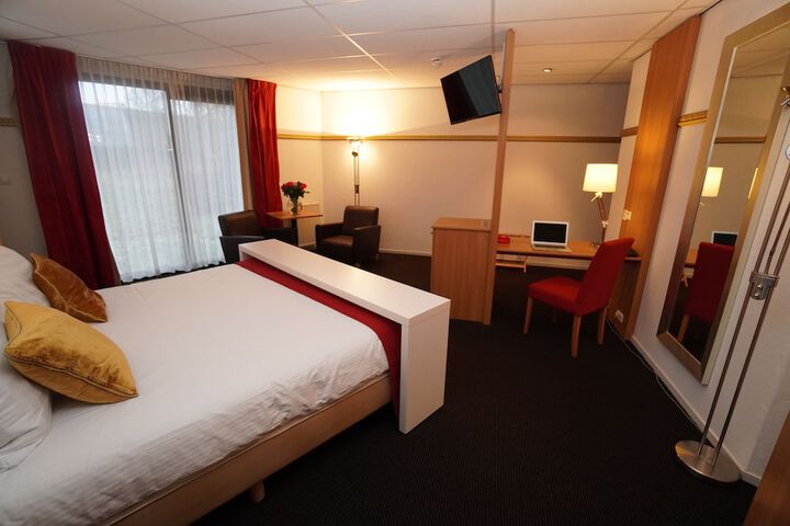 Room 33 of 65