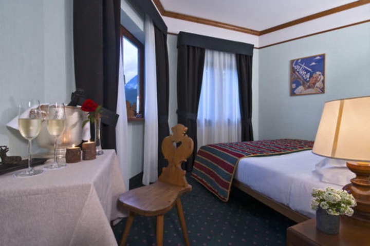 Room 11 of 37