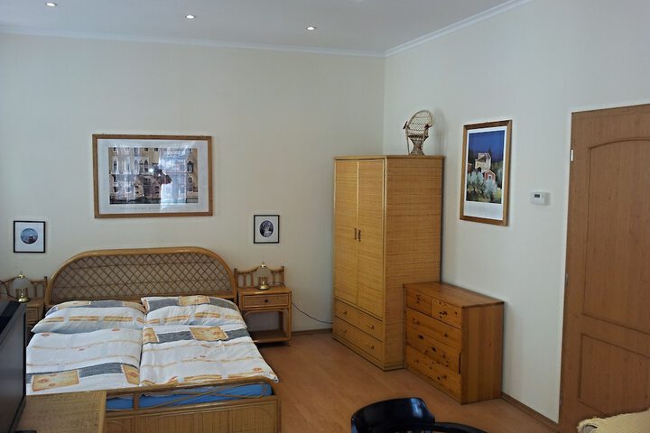 Room 4 of 209