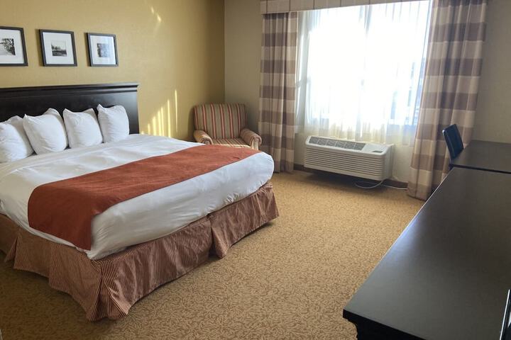 1 King Bed (3 of 16)
