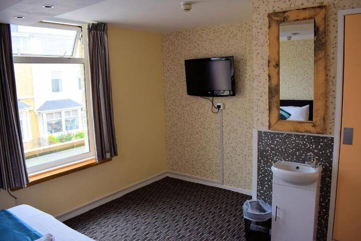 Room 3 of 156