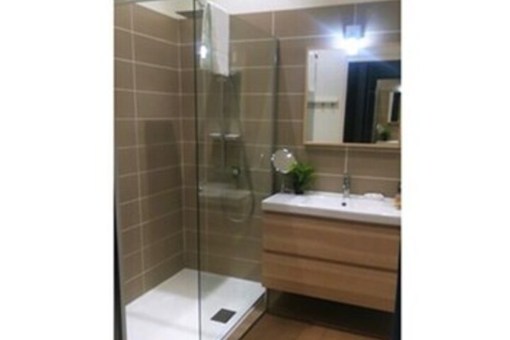 Room 16 of 28