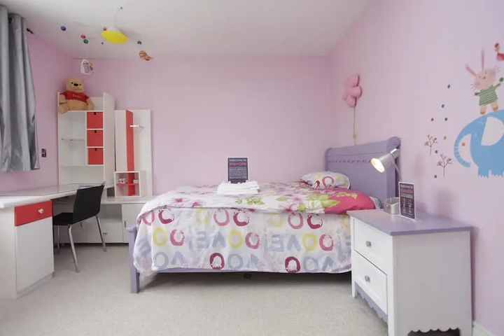 Room 4 of 9