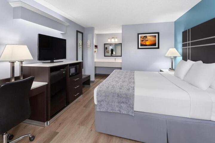 Double Accessible King Size Bed (2 of 11)