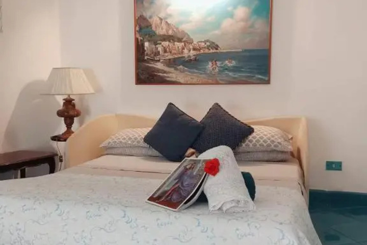 Room 4 of 12