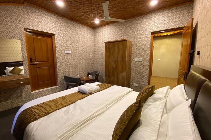 Room 11 of 27