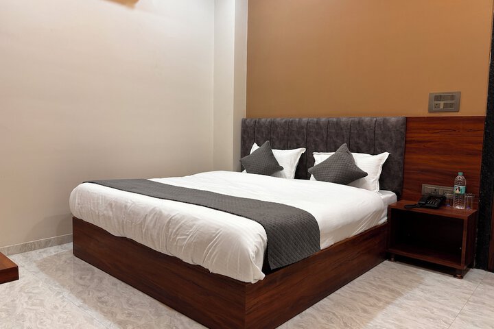 Room 10 of 28