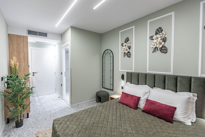 Room 32 of 100
