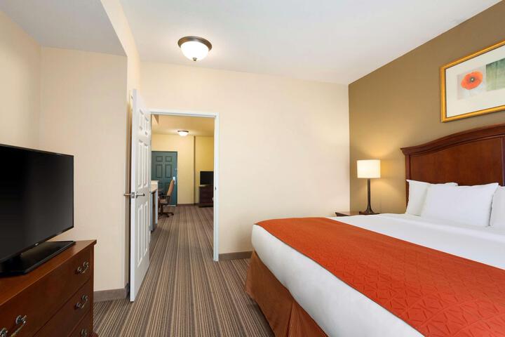 1 King Bed (3 of 20)