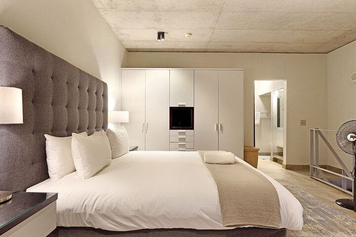Room 5 of 18