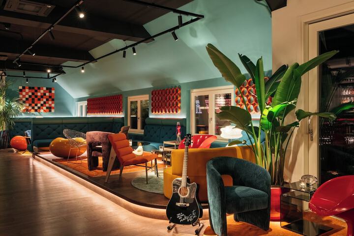 Lounge 52 of 60