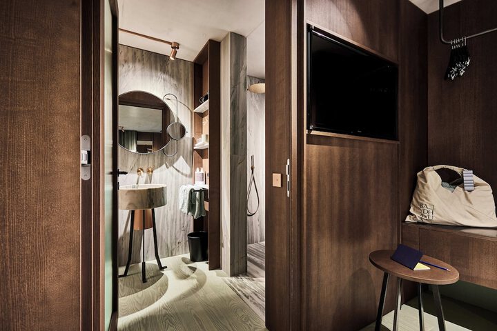 Room 28 of 43