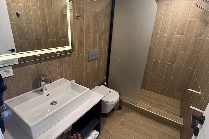 Room 7 of 18