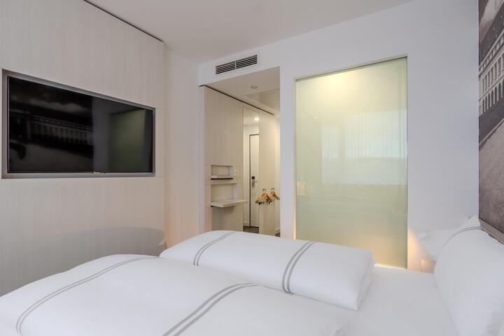 Room 16 of 40