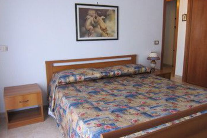 Room 8 of 16