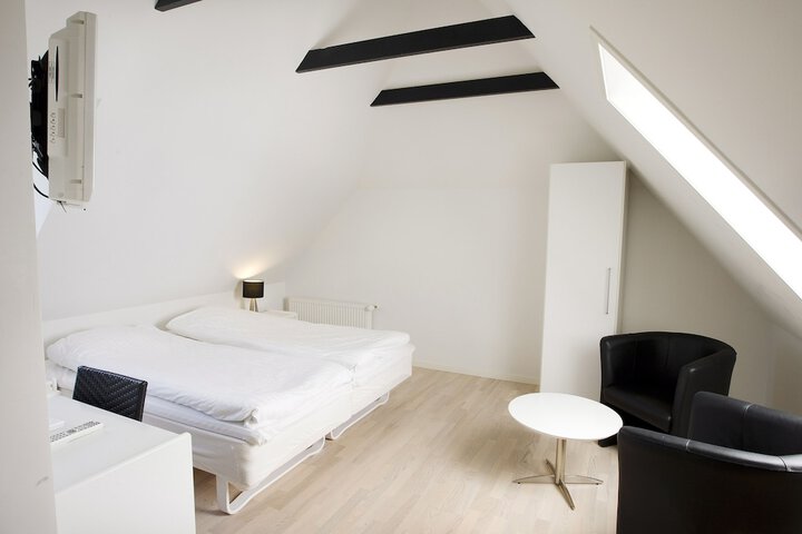 Room 3 of 70